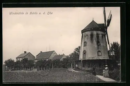 AK Gohlis a. d. Elbe, Windmühle mit Frauen und Kind davor