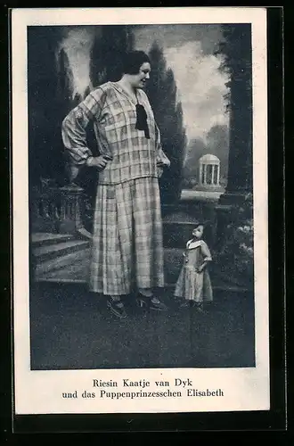 AK Riesin Kaatje van Dyk und das Puppenprinzesschen Elisabeth, Liliputaner und Riese