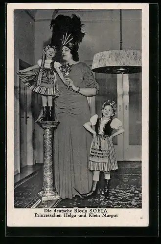 AK Die deutsche Riesin Sofia, Prinzesschen Helga und Klein Margot, Liliputaner und Riese