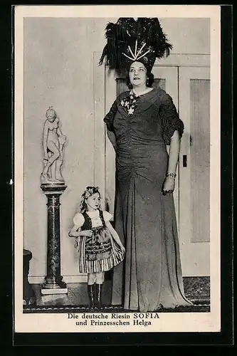 AK Die deutsche Riesin Sofia und Prinzesschen Helga, Liliputaner und Riese