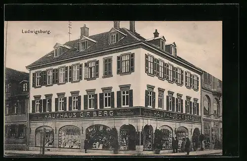 AK Ludwigsburg, Kaufhaus G. F. Berg, Strassenansicht mit Passanten vor Schaufenstern