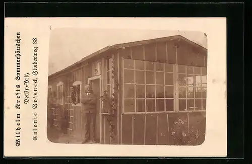 AK Berlin-Britz, Wilhelm Krefts Sommerhäuschen in der Colonie Roseneck, Fliederweg 38, mit Besitzer