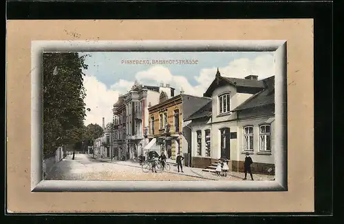 Passepartout-AK Pinneberg, Partie in der Bahnhofstrasse mit Passanten mit Fahrrädern