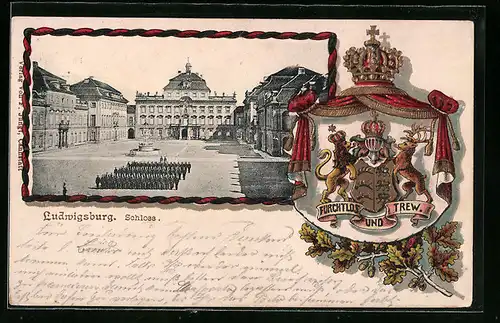 Passepartout-Lithographie Ludwigsburg, Soldaten-Aufstellung im Schlosshof, Geprägtes Wappen mit Motto