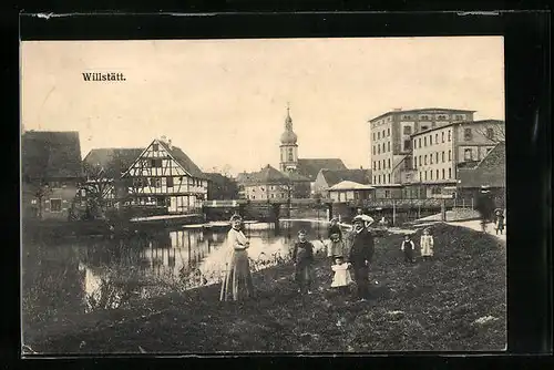 AK Willstätt, Ortsansicht mit Kirche, Familie im Vordergrund