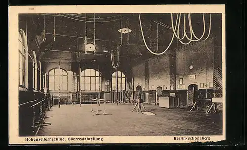 AK Berlin-Schöneberg, Hohenzollernschule in der Belziger Strasse, Oberrealabteilung, Innenansicht Turnhalle