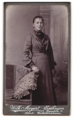 Fotografie Wilh. Mayer, Esslingen, Kronenstr. 14, Portrait schönes Fräulein im elegant bestickten Kleid