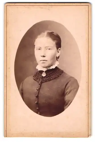 Fotografie Wilh. Mayer, Esslingen, Kronenstr. 14, Portrait junge Frau mit Brosche am Blusenkragen