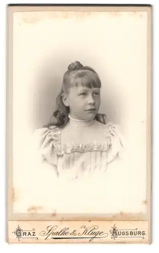 Fotografie Spalke & Kluge, Augsburg, Fuggerstrasse, Portrait blondes süsses Mädchen mit kleinem Flechtdutt