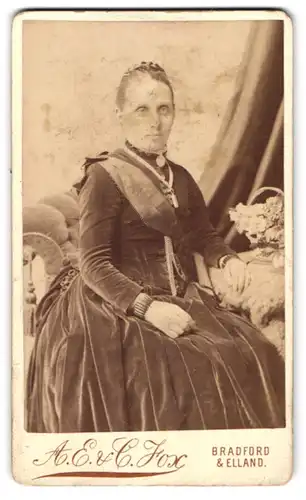 Fotografie A. E. & C. Fox, Bradford, Bridge Street, Portrait einer elegant gekleideten jungen Frau