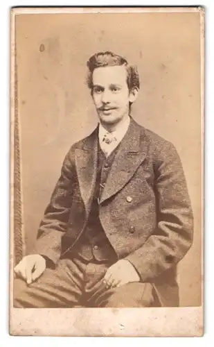 Fotografie W. James, Darlington, Wooler Street, Portrait charmanter junger Mann im Jackett