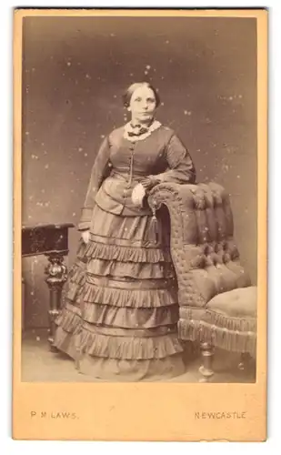 Fotografie P. M. Laws, Newcastle, 58 Blakett St., Portrait einer elegant gekleideten jungen Frau