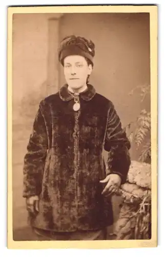Fotografie J. B. Smith & Son, Nottingham, 1 Portland Road, Portrait junge Frau mit Mütze im Pelzmantel