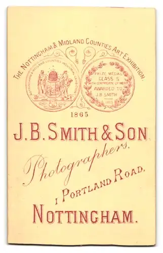 Fotografie J. B. Smith & Son, Nottingham, 1 Portland Road, Portrait junge Frau mit Mütze im Pelzmantel