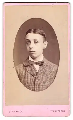 Fotografie G. & J. Hall, Wakefield, 26, Westgate, Portrait Bube mit Mittelscheitel in elegantem Jackett