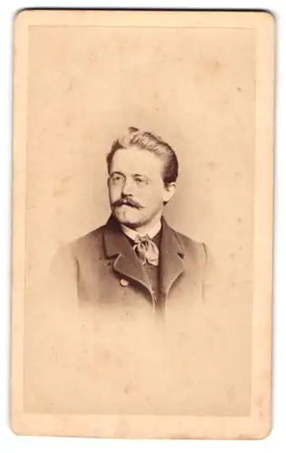 Fotografie C. Höpfner, Halle a. S., Portrait blonder Mann mit Brille im Jackett
