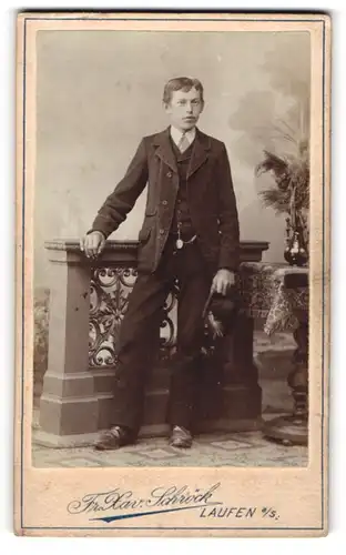 Fotografie Fr. Xav. Schröck, Laufen a. S., Bezirksamtsgasse, Portrait Bube mit Hut im eleganten Anzug