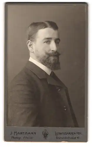 Fotografie J. Hartmann, Ludwigshafen a. Rhein, Bismarckstr. 41, Portrait stattlicher junger Mann mit Vollbart