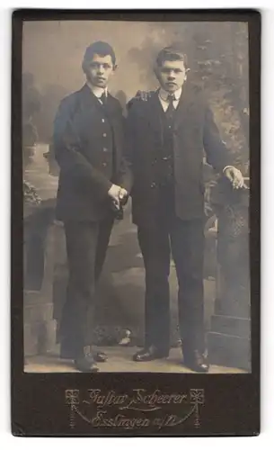 Fotografie Gustav Scheerer, Esslingen a. N., Bahnhofstr. 5, Portrait zwei junge Männer in eleganten Anzügen