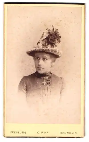 Fotografie C. Ruf, Freiburg i. B., Portrait schöne Dame mit interessantem Hut
