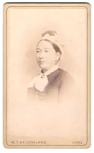 Fotografie W. T. & F. Gowland, York, Portrait einer elegant gekleideten Frau