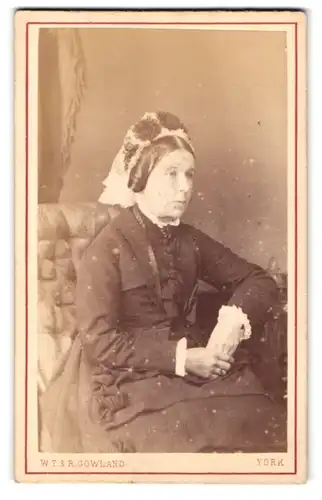 Fotografie W. T. & R. Gowland, York, Portrait einer elegant gekleideten Frau