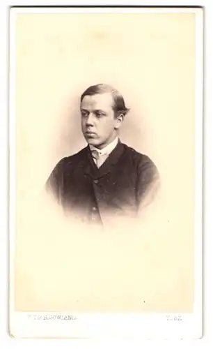 Fotografie W. T. & R. Gowland, York, Portrait junger Mann im eleganten Jackett