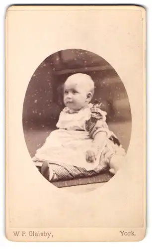 Fotografie W. P. Glaisby, York, 9, Coney Street, Portrait süsses Baby im niedlichen Kleidchen