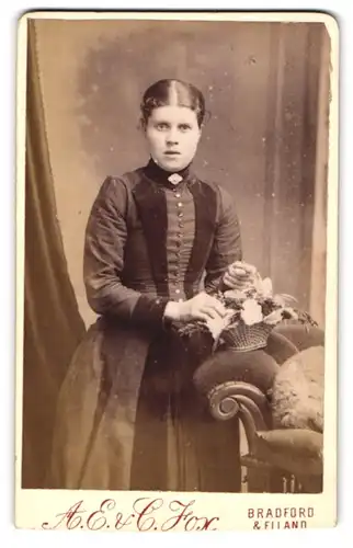 Fotografie A. E. & C. Fox, Bradford, Bridge Street, Portrait schöne junge Frau mit Blumenkorb