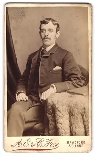 Fotografie A. E. & C. Fox, Bradford, Bridge Street, Portrait charmanter junger Mann mit Schnurrbart im Anzug