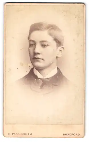 Fotografie E. Passingham, Bradford, 14, Tyrrel St., Portrait blonder Bube mit Seitenscheitel