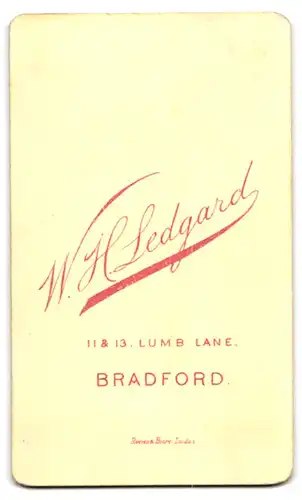 Fotografie W. H. Ledgard, Bradford, 11 & 13 Lumb Lane, Portrait charmanter junger Mann im Jackett