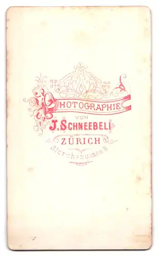 Fotografie J. Schneebeli, Zürich, Storchengasse 8, Portrait elegant gekleidete junge Frau am Tisch stehend