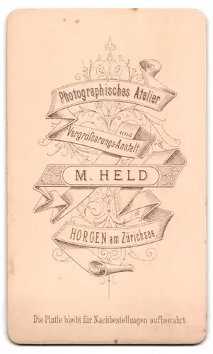 Fotografie M. Held, Horgen am Zürichsee, Portrait einer elegant gekleideten Dame mit Buch