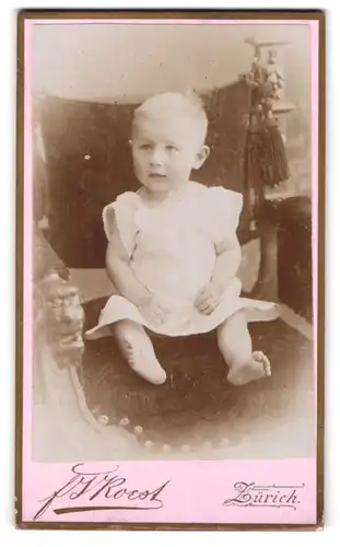 Fotografie F. J. Koest, Zürich, Frankengasse 4, Portrait blondes Kind im weissen Kleidchen