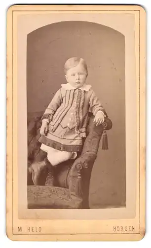 Fotografie M. Held, Horgen am Zürichsee, Portrait niedliches kleines Mädchen im hübschen Kleidchen
