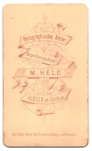 Fotografie M. Held, Horgen am Zürichsee, Portrait niedliches kleines Mädchen im hübschen Kleidchen