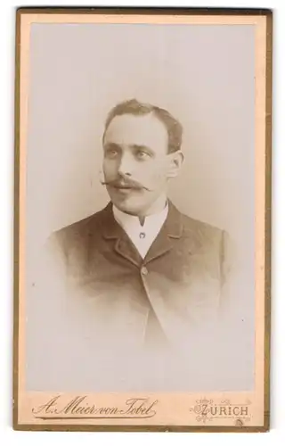 Fotografie A. Meier von Tobel, Zürich, Rennweg 4, Portrait charmanter junger Mann mit Schnurrbart
