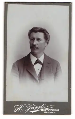 Fotografie H. Jäggli, Winterthur, Wartstr. 2, Portrait stattlicher Mann mit Schnurrbart