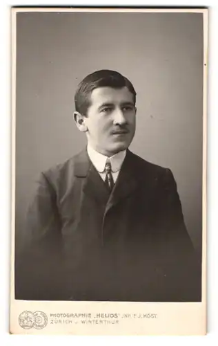 Fotografie Atelier Helios, Zürich, Bahnhofstr. 110, Portrait stattlicher Mann im eleganten Jackett