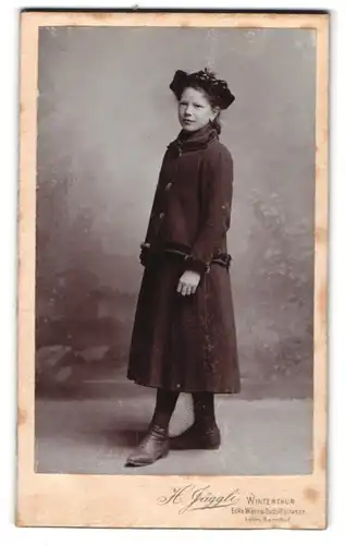 Fotografie H. Jäggli, Winterthur, Wartstrasse, Portrait hübsches Mädchen mit Hut im Mantelkleid