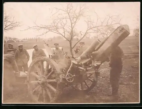 Fotografie 1.WK, Soldaten untersuchen Geschütz nach einem Rohrkrepierer 1916
