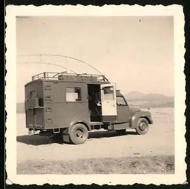 Fotografie Funkwagen, Kleinlaster mit Koffer in der Wüste
