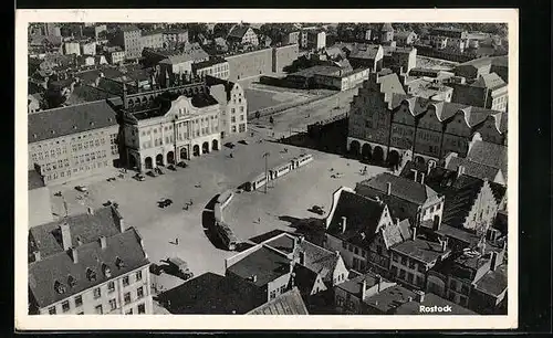 AK Rostock, Markt mit Strassenbahnen aus der Vogelschau
