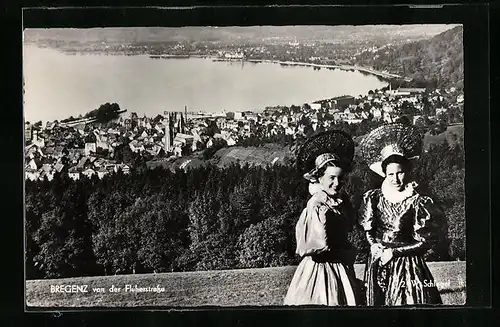 AK Bregenz, Blick von der Fluherstrasse aus gesehen, Bregenzerinnen in Tracht