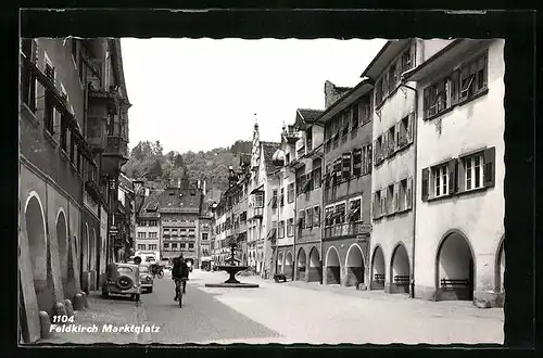 AK Feldkirch, Marktplatz mit Geschäften und Brunnen