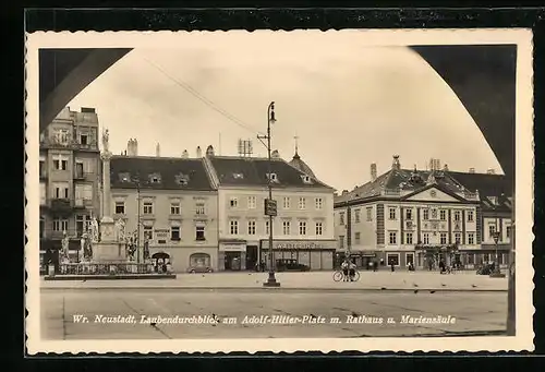AK Wiener Neustadt, Laubendurchblick am Platz mit Rathaus