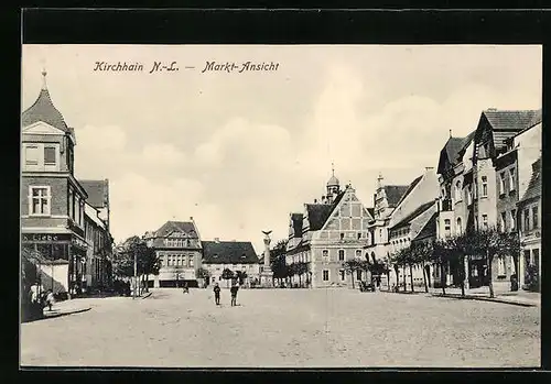 AK Kirchhain /N.-L., Markt-Ansicht mit Geschäften und Denkmal