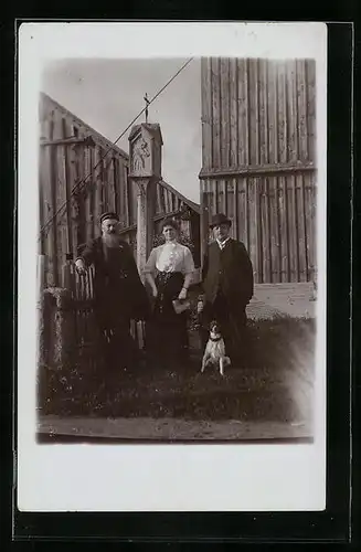 Foto-AK Aigen, Frau und zwei Männer am Flurkreuz