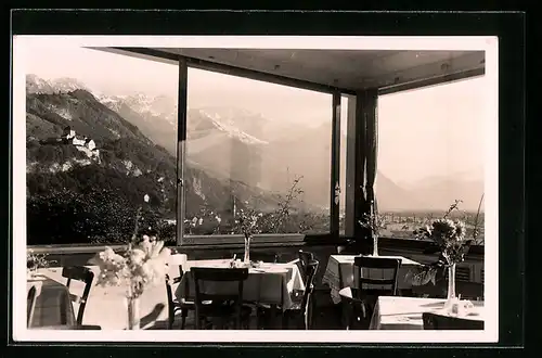 Foto-AK Schaan, Inneres Gasthaus mit Blick auf den Ort